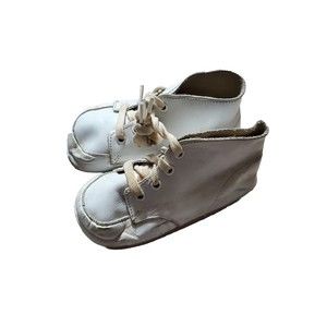 Vintage GERTRUDE'S SIZE 2 WHITE LEATHER CUTE PAIR BABY SHOES Lace Made In USA